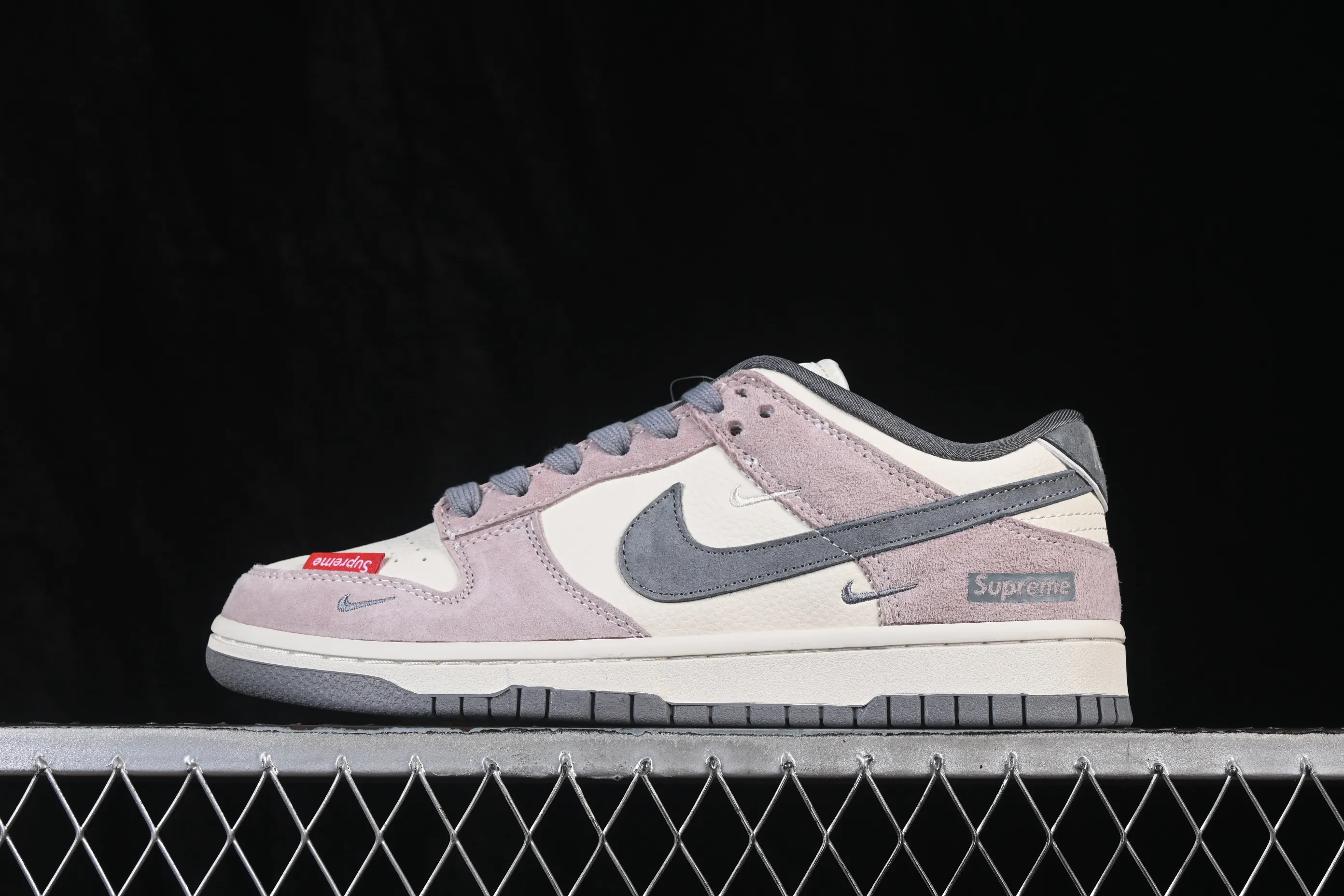 All categories Nk SB Dunk Series Nk SB Dunk Low High-end customized low-top sneakers Nike SB Dunk Low Gray, purple and white contrast colors High-end customized low-top casual sneakers DN3168-017